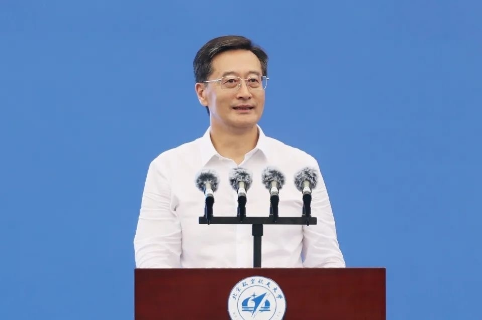 中國工程院院士、北京航空航天大學(xué)校長王云鵬在2024級新生開學(xué)典禮上講話。校方供圖