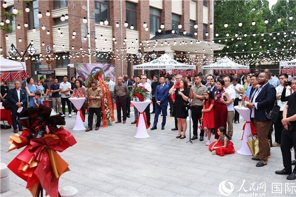 特立尼達(dá)和多巴哥駐華使館在其館內(nèi)慶祝特多獨(dú)立62周年。人民網(wǎng)記者 趙益普攝