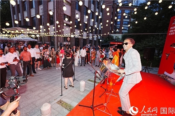 來自特多的藝術(shù)家在慶祝儀式上表演特多鋼鼓。人民網(wǎng)記者 趙益普攝