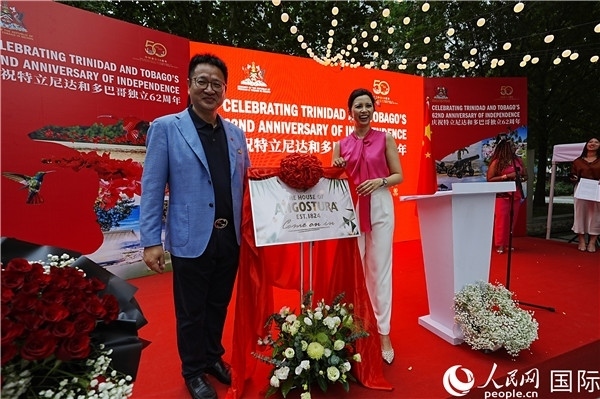 當(dāng)天的慶祝儀式上，還舉行了特多著名酒品牌安高天娜回歸中國市場的揭幕儀式。人民網(wǎng)記者 趙益普攝