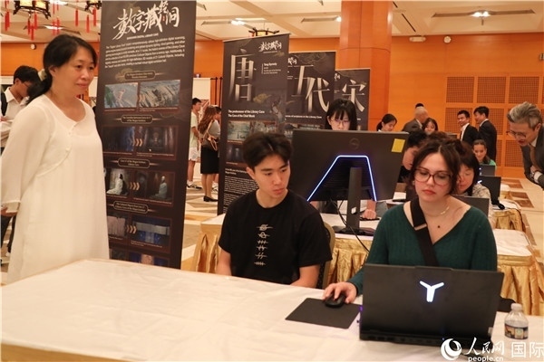 在活動現(xiàn)場，當?shù)孛癖婓w驗“數(shù)字藏經(jīng)洞”云游戲，沉浸式體驗敦煌文化。 人民網(wǎng)記者 李志偉攝