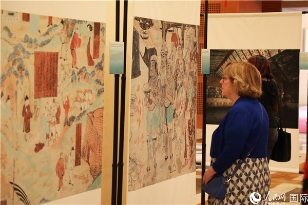 來賓在參觀敦煌高清攝影和壁畫高保真復制品。 人民網(wǎng)記者 李志偉攝