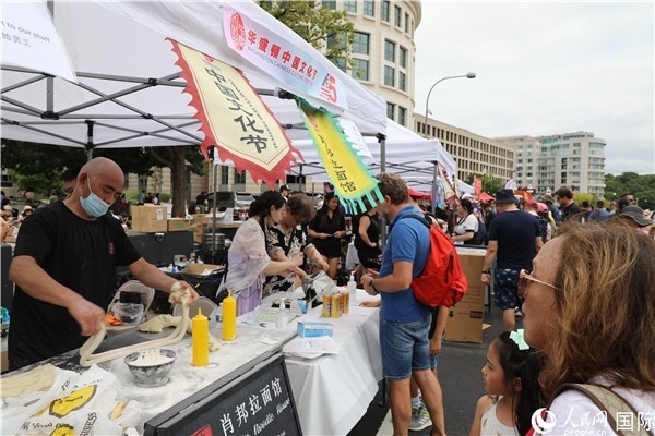 3、活動現(xiàn)場設(shè)置了眾多展臺。 人民網(wǎng)記者 李志偉攝