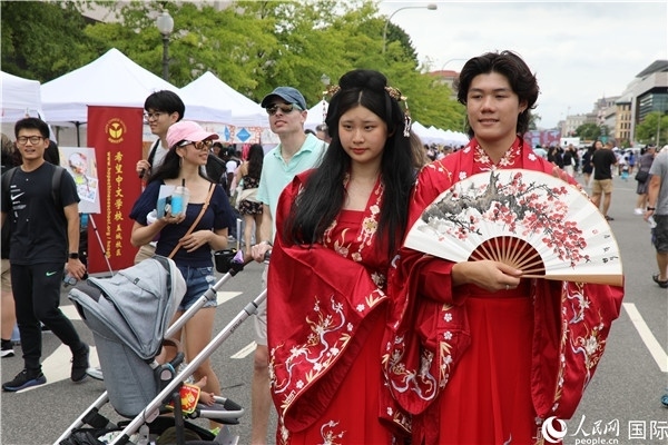 5、當(dāng)?shù)厝A僑華人身穿漢服參加文化節(jié)。 人民網(wǎng)記者 李志偉攝