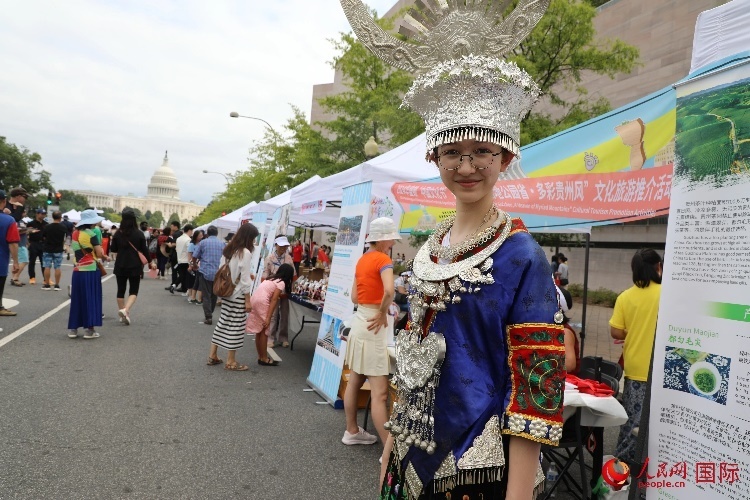 在第22屆美國華盛頓“中國文化節(jié)”上，一名當(dāng)?shù)孛癖娚泶┲袊贁?shù)民族服飾。人民網(wǎng)記者 李志偉攝