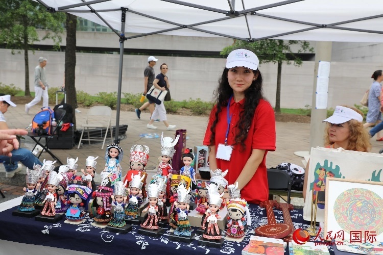 在今年活動上，貴州代表團設(shè)立的貴州非遺文化、“村BA”文創(chuàng)、貴州茶文化等展區(qū)。人民網(wǎng)記者 李志偉攝