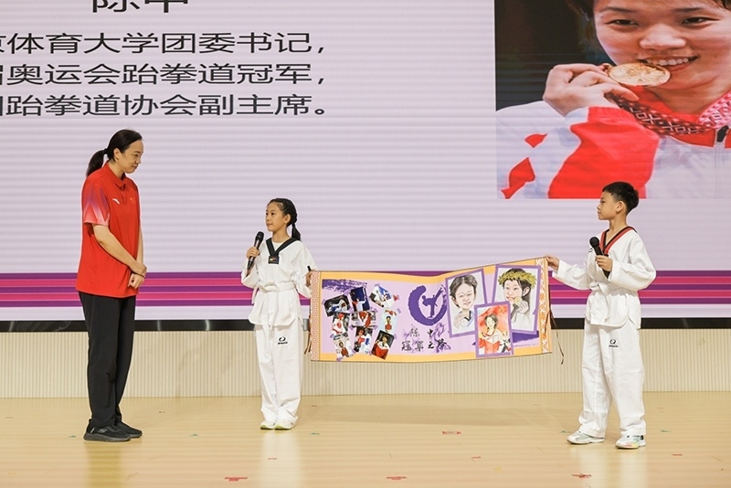 兩位學(xué)生小記者對話陳中老師。學(xué)校供圖