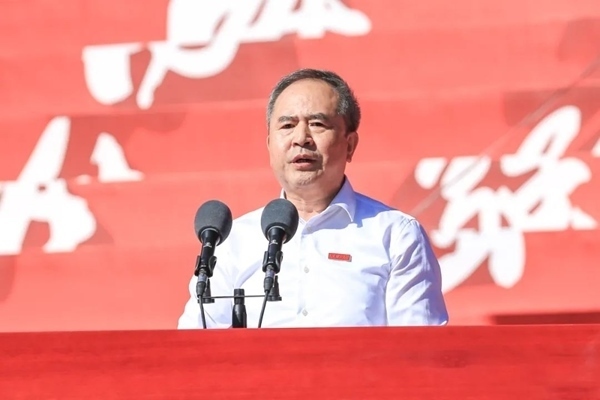 中國科學(xué)院院士、大連理工大學(xué)校長賈振元在2024級(jí)新生開學(xué)典禮上致辭。校方供圖