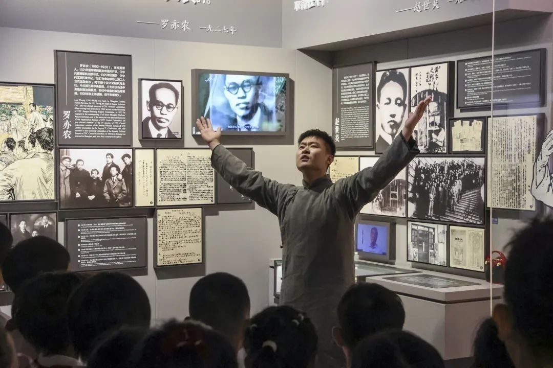 勞模身穿長(zhǎng)袍再現(xiàn)烈士事跡。徐匯區(qū)總工會(huì)供圖