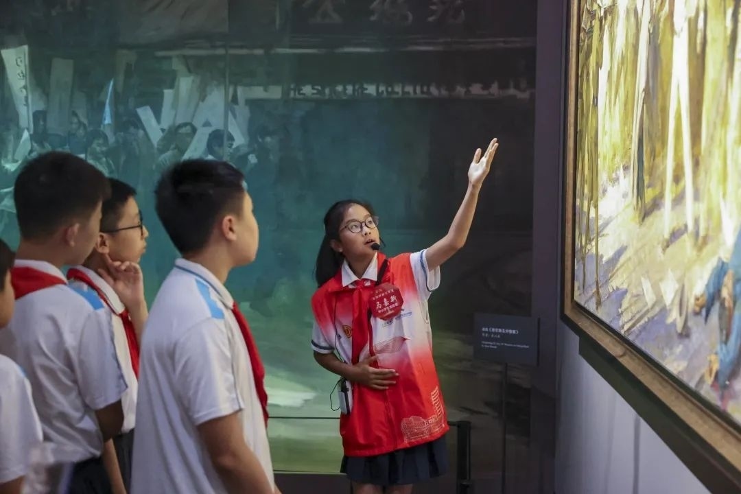 同學(xué)們觀賞不同革命場(chǎng)景及烈士形象的藝術(shù)作品。徐匯區(qū)總工會(huì)供圖