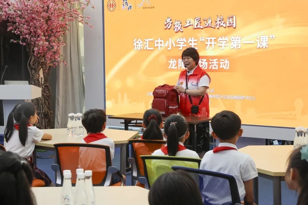 勞模工匠現(xiàn)場(chǎng)向同學(xué)們傳授勞動(dòng)技能。徐匯區(qū)總工會(huì)供圖