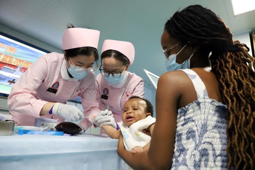 2024年8月12日，中國海軍“和平方舟”號醫(yī)院船在莫桑比克馬普托開展醫(yī)療服務(wù)。