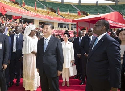 2018年7月22日，國家主席習(xí)近平在達(dá)喀爾同時(shí)任塞內(nèi)加爾總統(tǒng)薩勒共同出席塞內(nèi)加爾競技摔跤場項(xiàng)目移交儀式。新華社記者 王曄 攝