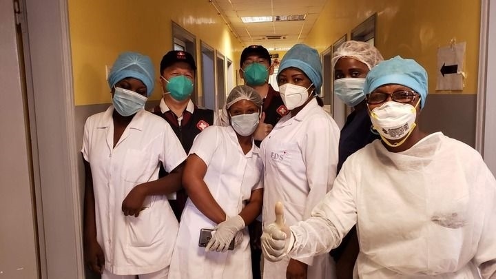 2020年5月26日，中國抗疫醫(yī)療專家組在剛果（布）首都布拉柴維爾指導(dǎo)新冠肺炎病房建設(shè)時，與當(dāng)?shù)匾痪€醫(yī)務(wù)人員合影。新華社發(fā)