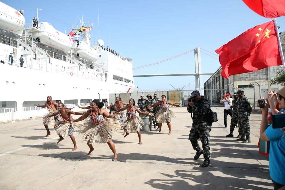 2024年8月16日，在莫桑比克馬普托港，當?shù)匮輪T表演舞蹈，歡送中國海軍“和平方舟”號醫(yī)院船。