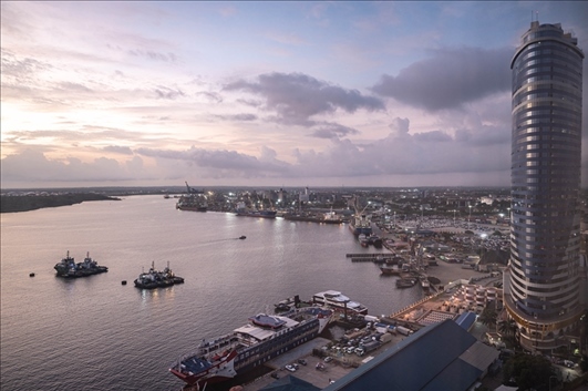 這是2023年12月29日拍攝的日出時(shí)分的坦桑尼亞達(dá)累斯薩拉姆港。新華社記者 王冠森 攝