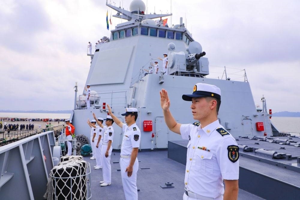 2023年7月8日，中國海軍第43批護航編隊官兵向加蓬利伯維爾奧文多港碼頭的歡迎人群揮手致意。中國海軍第43批護航編隊抵達加蓬利伯維爾，開始對加蓬進行為期4天的友好訪問。