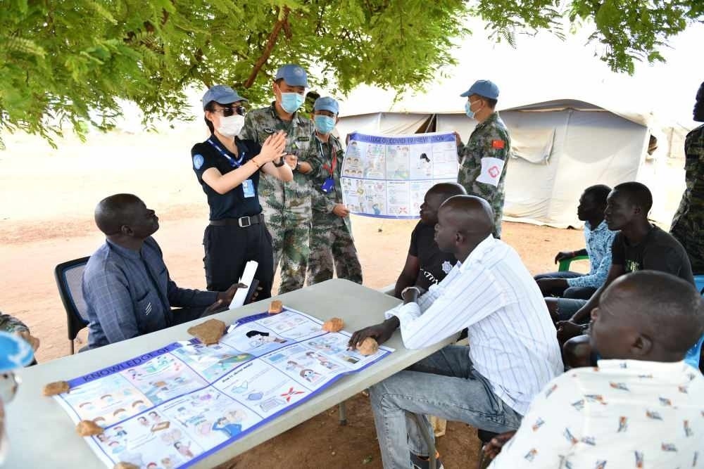2020年3月，在南蘇丹首都朱巴，執(zhí)行聯(lián)合國維和任務(wù)的中國維和警察廖潔給當?shù)鼐熘v解防疫知識。