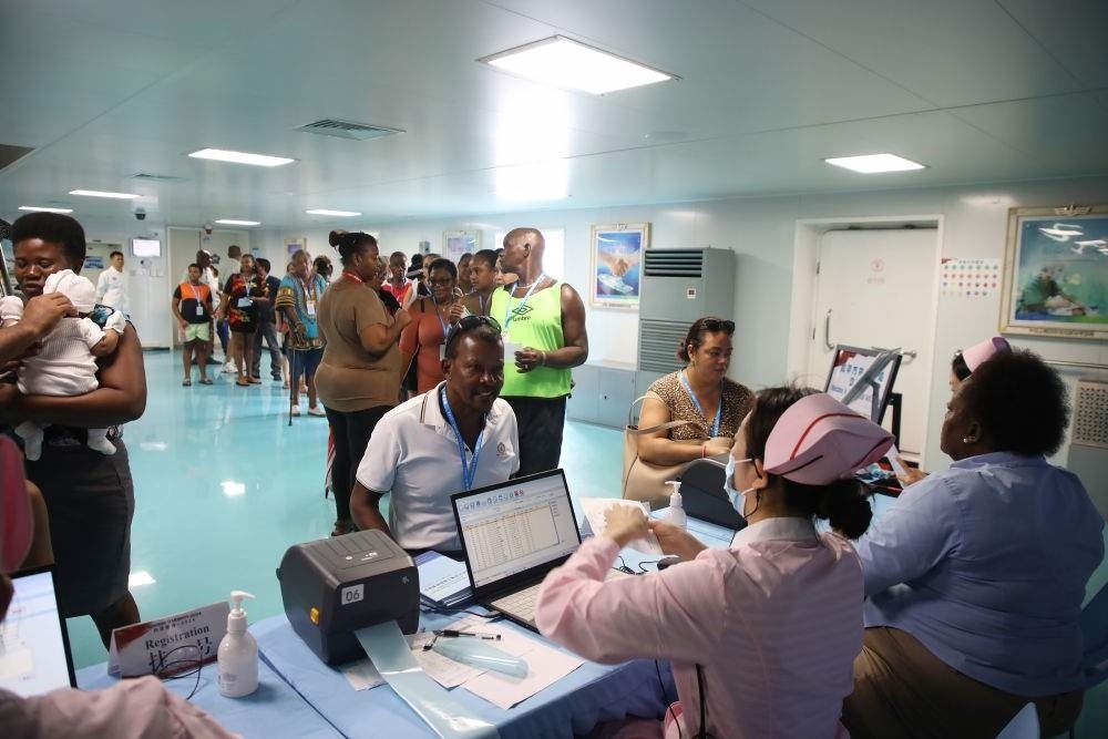 2024年7月8日，塞舌爾民眾在中國海軍“和平方舟”號醫(yī)院船上排隊就診。