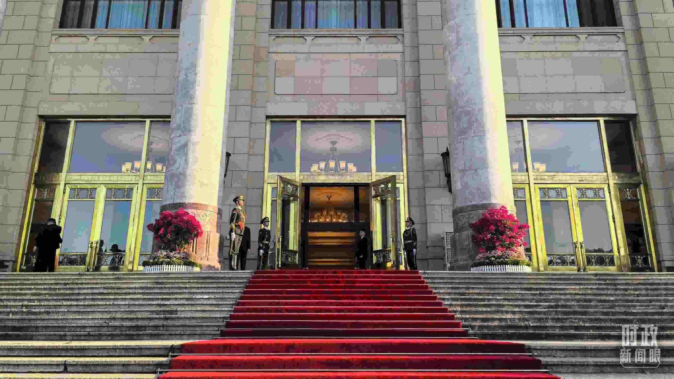 △人民大會(huì)堂外，禮兵列隊(duì)迎接貴賓。（總臺(tái)央視記者陸泓宇拍攝）