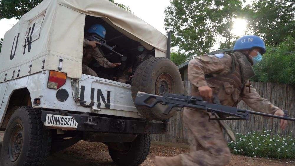 2022年7月27日，中國第八批赴南蘇丹（朱巴）維和步兵營百人防暴隊抵達預定區(qū)域，進行綜合防衛(wèi)演練。針對南蘇丹社會安全問題及近期在剛果（金）東部地區(qū)發(fā)生的針對聯(lián)合國剛果（金）穩(wěn)定特派團的抗議示威活動，中國第八批赴南蘇丹（朱巴）維和步兵營于日前組織UN HOUSE（聯(lián)合國之家）綜合防衛(wèi)演練，以應(yīng)對可能出現(xiàn)的難民涌入、營門遇襲、暴恐威脅等突發(fā)情況。