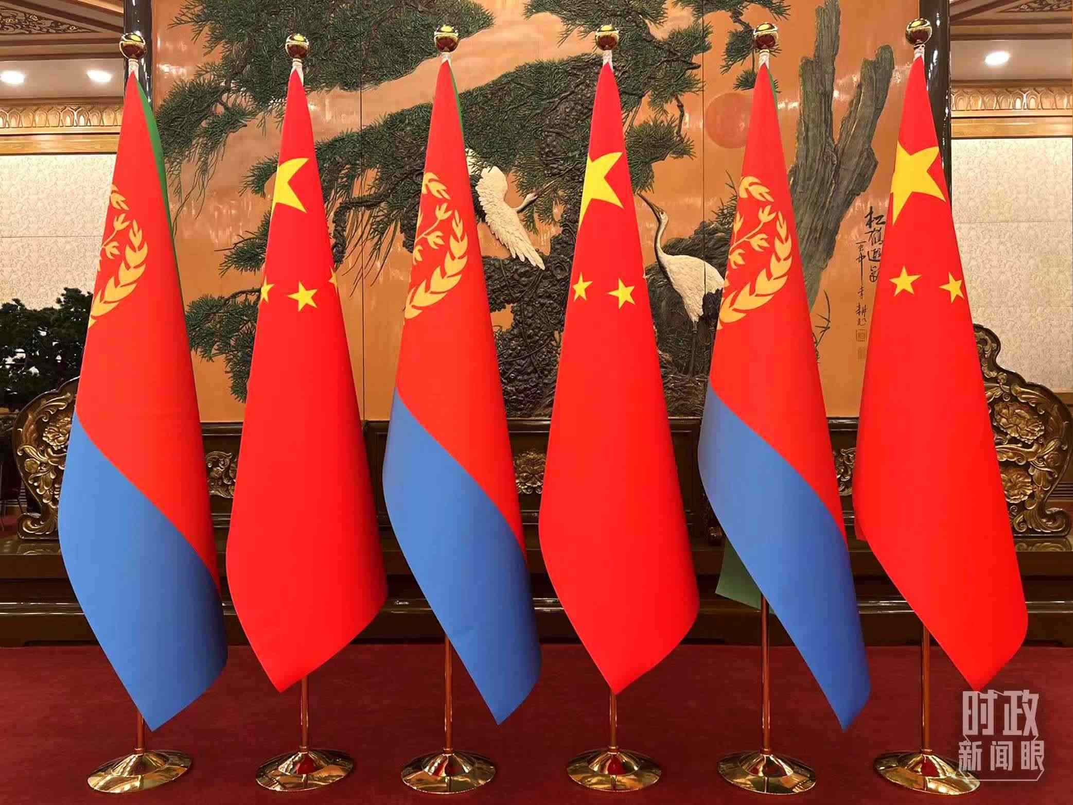 △會(huì)見現(xiàn)場(chǎng)擺放的中國(guó)和厄立特里亞兩國(guó)國(guó)旗。（總臺(tái)央視記者趙婷拍攝）