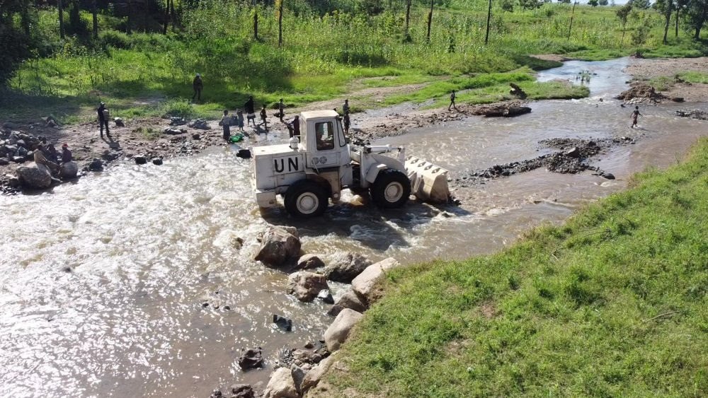 2023年6月7日，在剛果（金）南基伍省卡萊亥地區(qū)，中國第26批赴剛果（金）維和工兵分隊官兵進行施工作業(yè)。