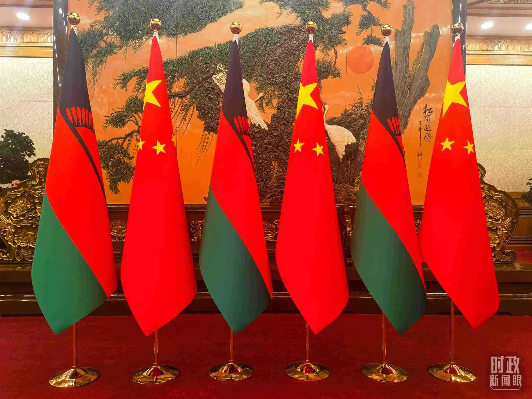 △中國(guó)和馬拉維國(guó)旗。（總臺(tái)央視記者陳曦拍攝）