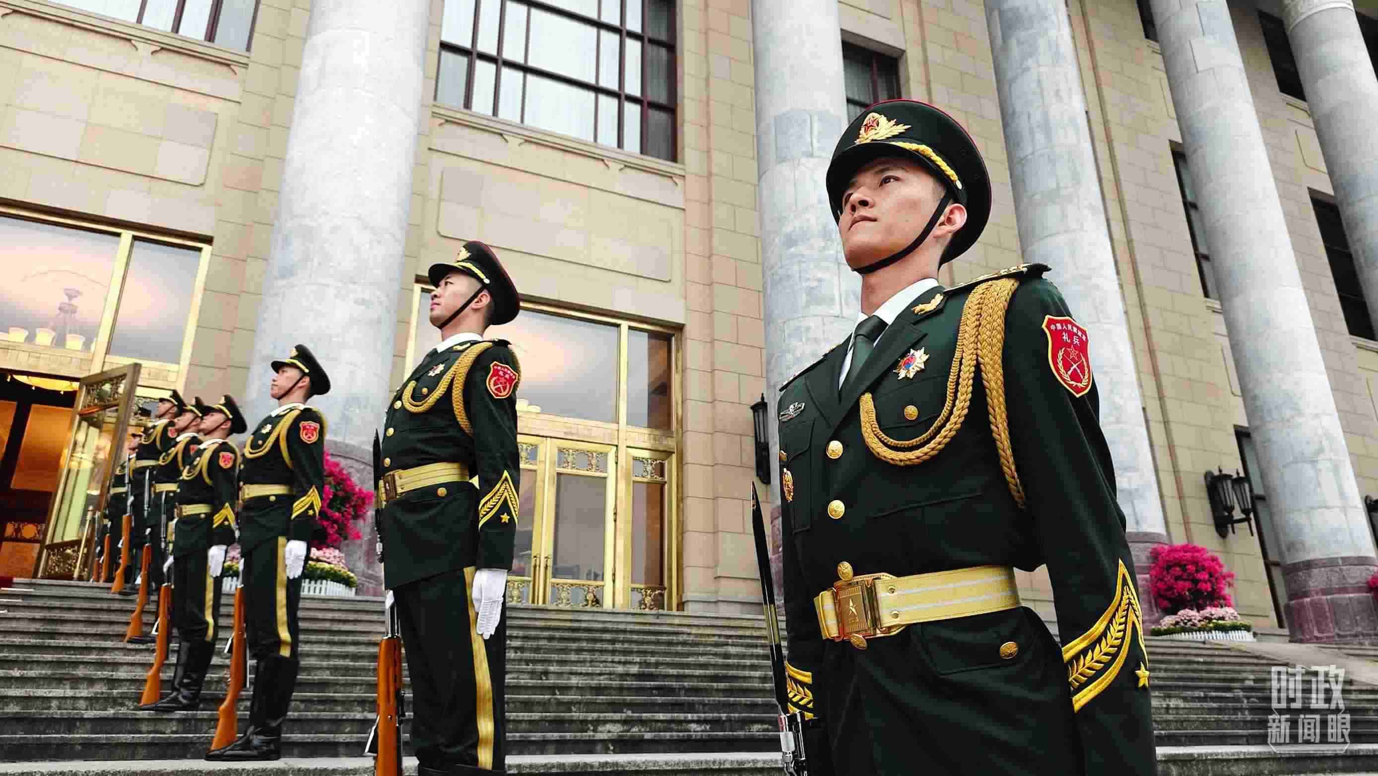  △人民大會(huì)堂外，禮兵列隊(duì)歡迎外國(guó)領(lǐng)導(dǎo)人。（總臺(tái)央視記者韓銳拍攝）