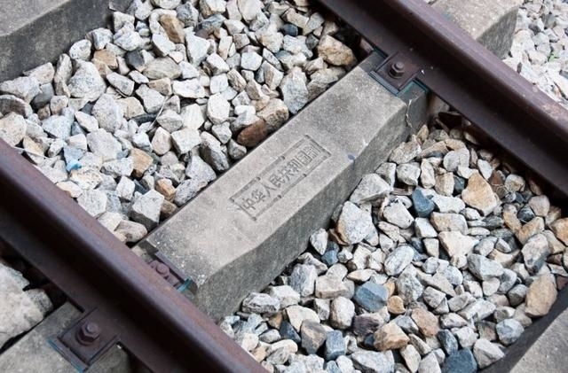 坦贊鐵路鋼筋混凝土軌枕上的“中華人民共和國制”字樣清晰可辨。