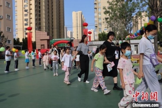 圖為衡水市新苑小學(xué)，小學(xué)一年級新生佩戴“夢想徽章”后，步入校園 。王天祥 攝