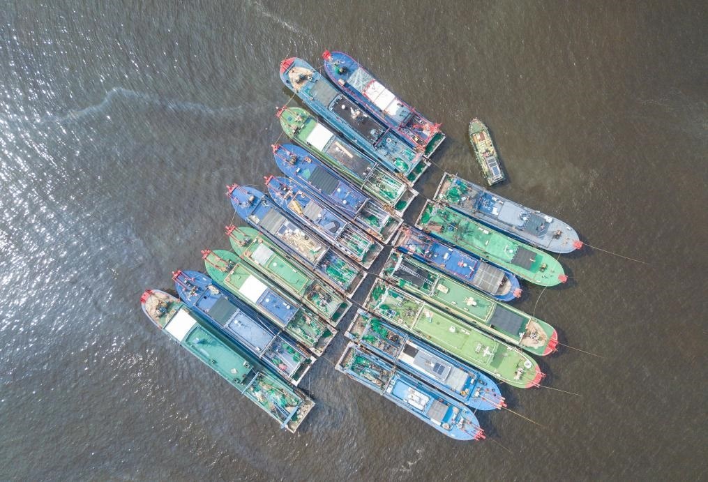 9月4日，船只在海南省海口市新港碼頭?？勘茱L(fēng)（無人機(jī)照片）。新華社記者 蒲曉旭 攝