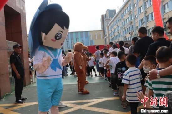 圖為衡水市新苑小學(xué)，老師穿上玩偶服裝歡迎新生入學(xué)。王天祥 攝