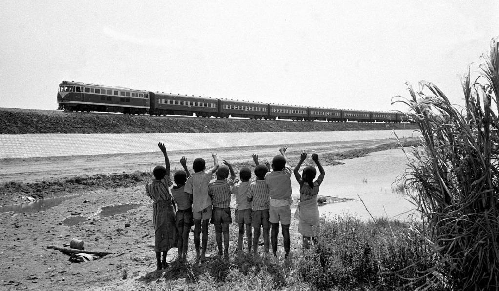 贊比亞魯西瓦西湖畔的少年兒童歡迎坦贊鐵路的列車通到他們的家鄉(xiāng)（1976年攝）。新華社發(fā)