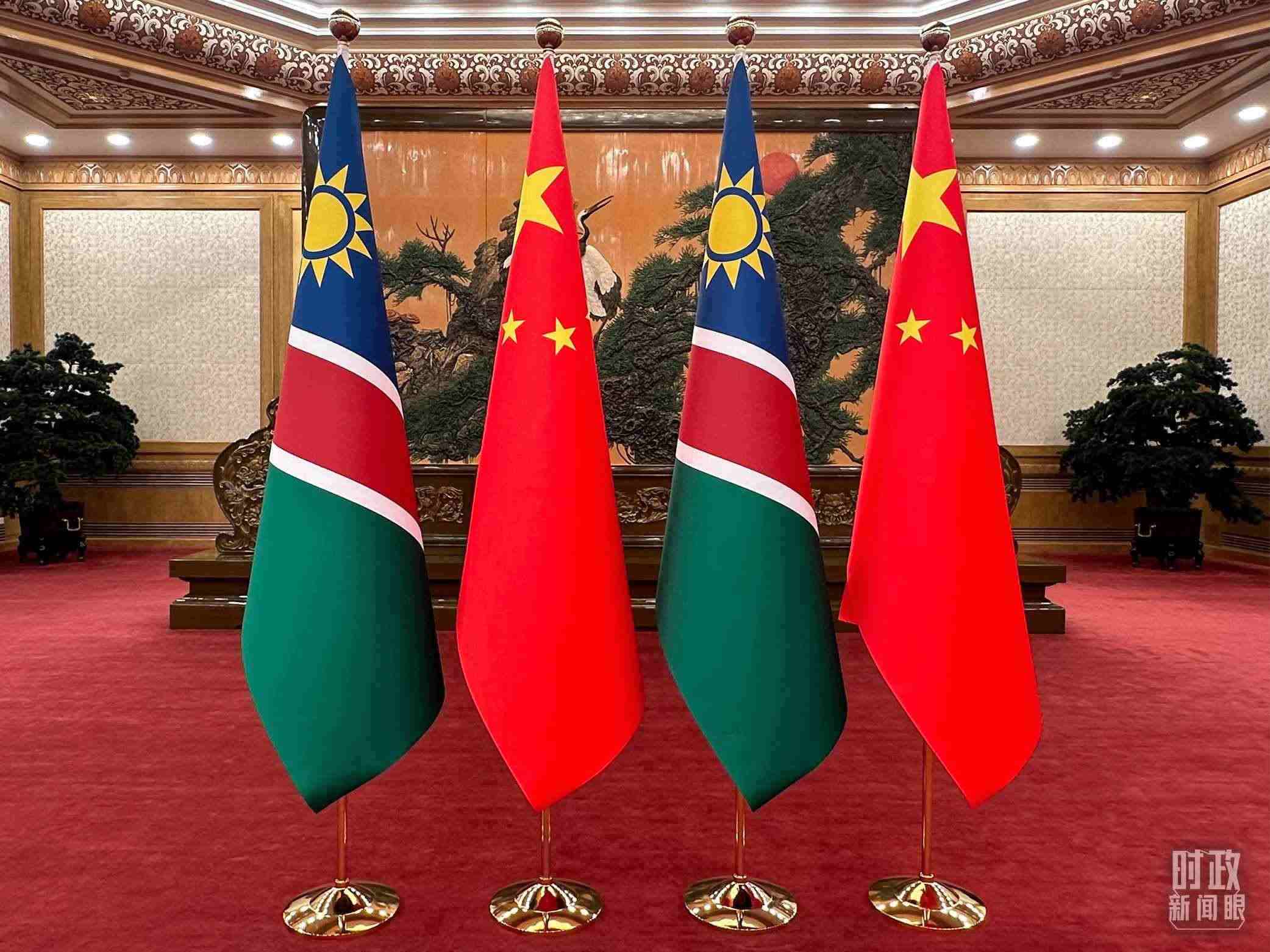  △雙邊會見現(xiàn)場的中國和納米比亞國旗。（總臺央視記者范一鳴拍攝）