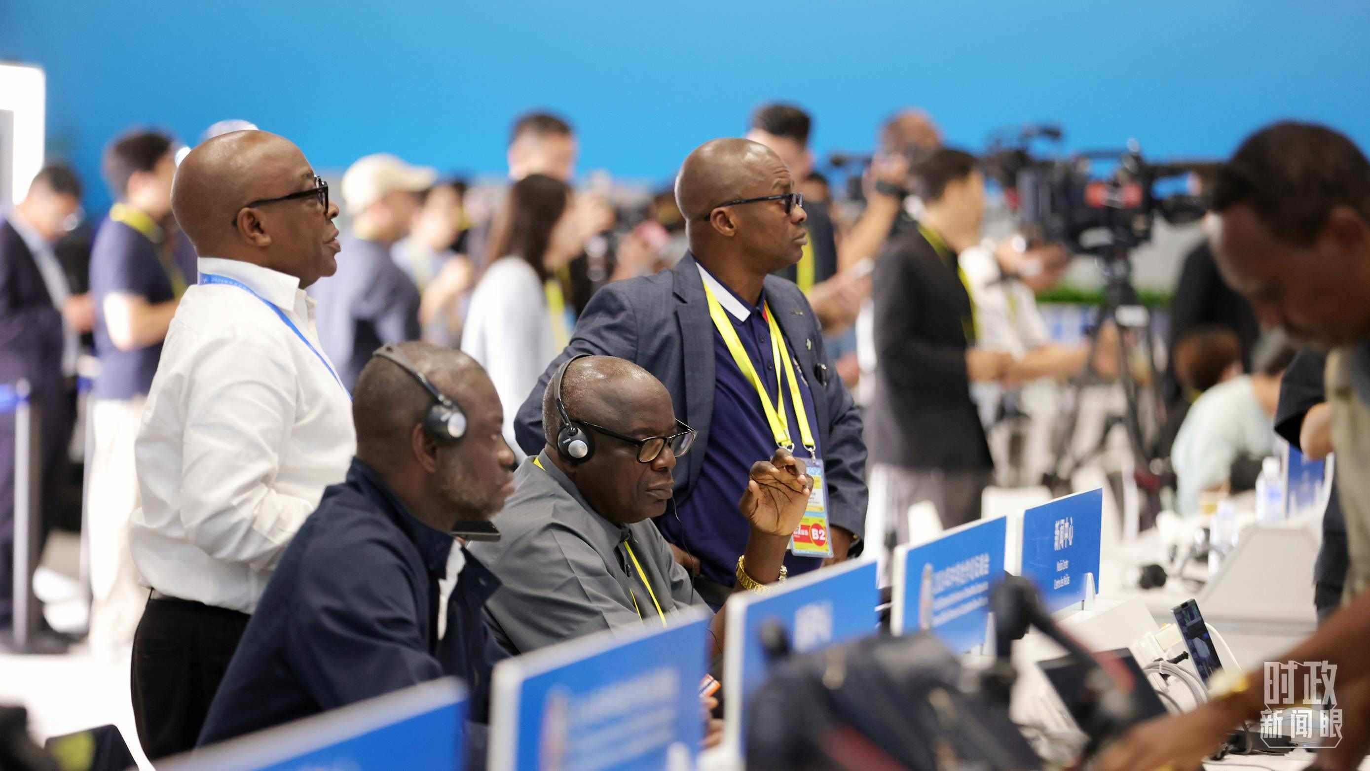  △媒體記者在人民大會堂和新聞中心參與峰會報道。（總臺央視記者范一鳴、魏幫軍拍攝）