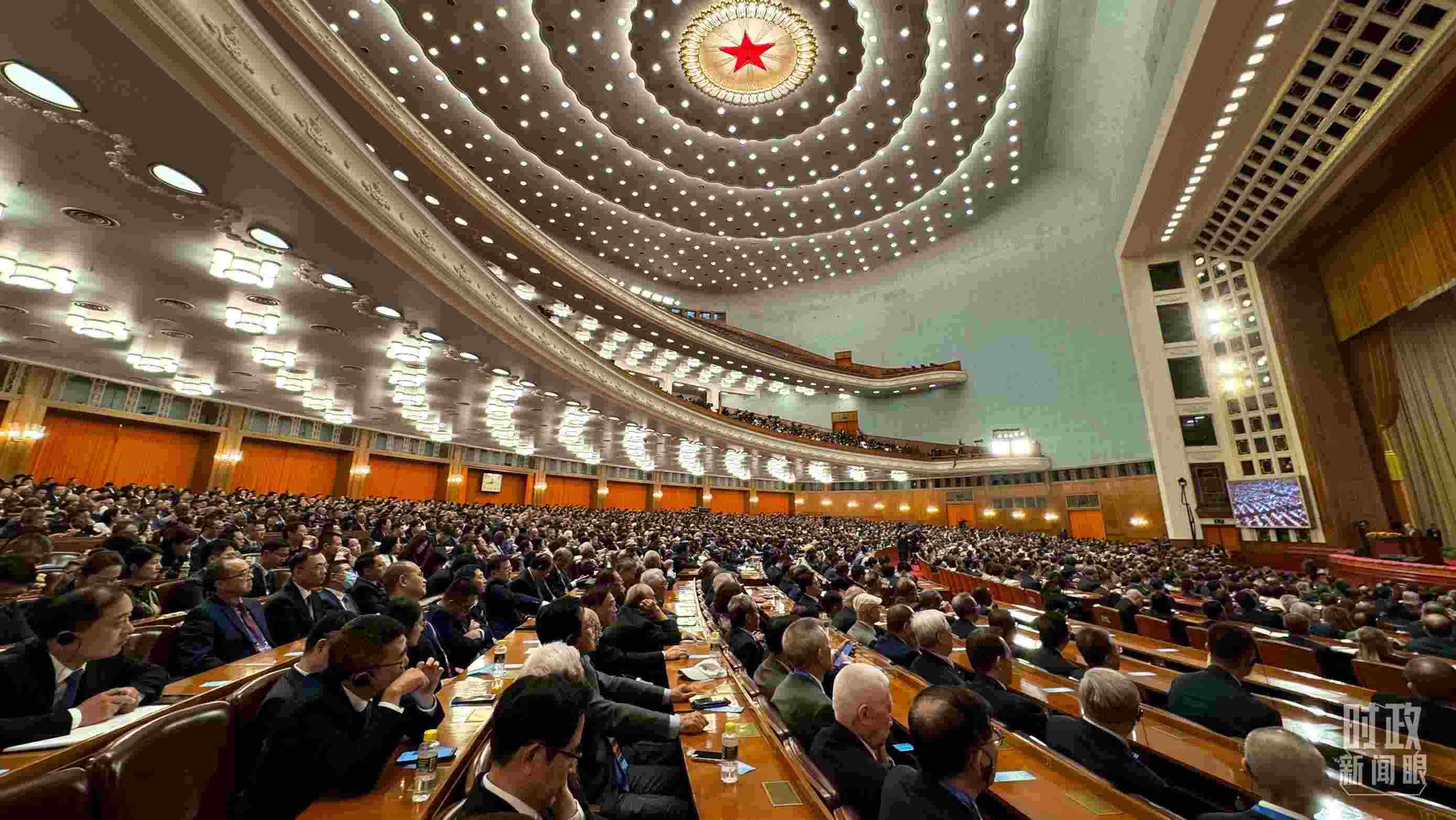  △中非合作論壇非方成員國國家元首、政府首腦、代表團團長及國際和地區(qū)組織負責人等中外各界人士3200余人出席開幕式。（總臺央視記者蔣碩拍攝）