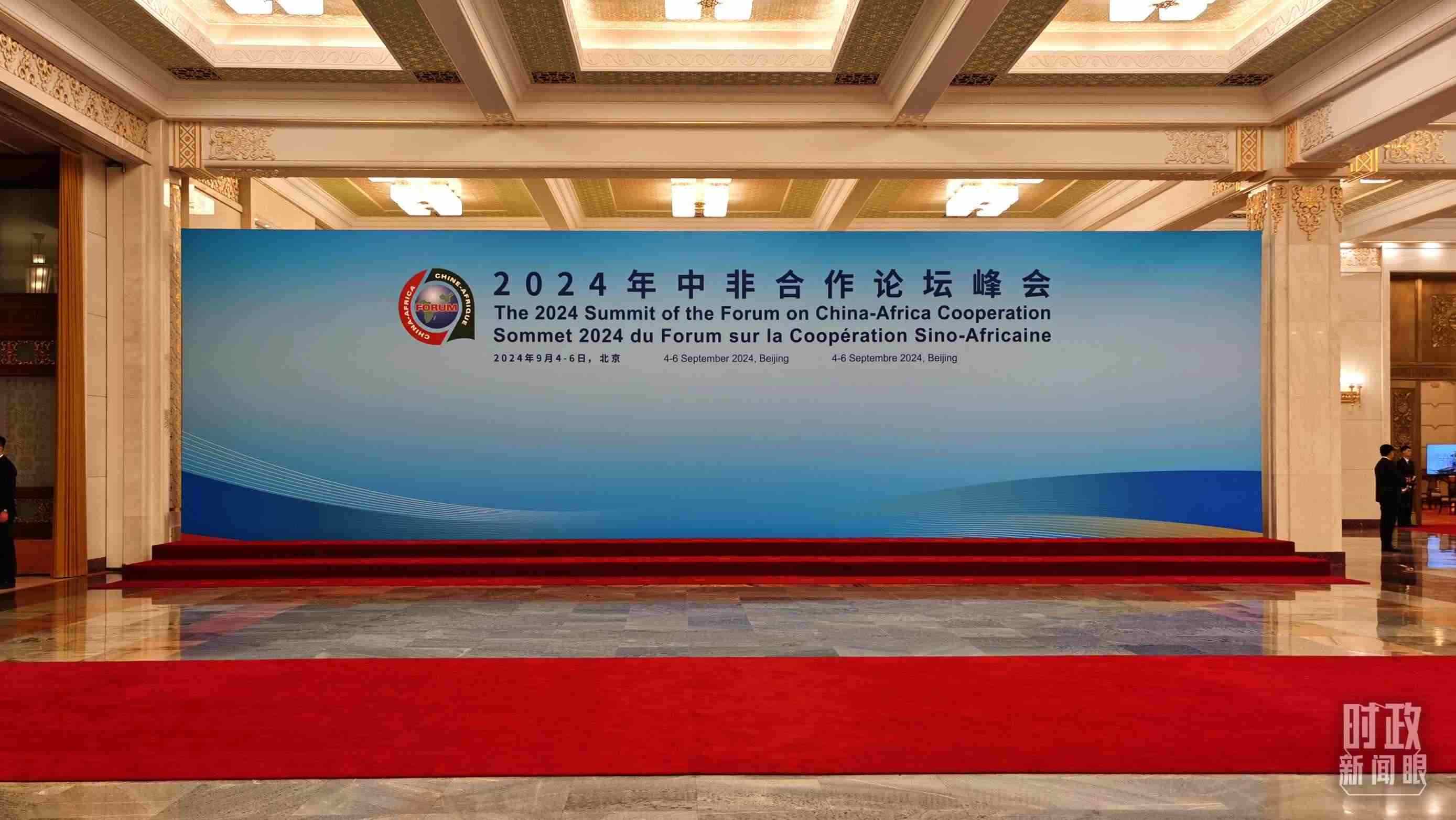  △開幕式前，與會領(lǐng)導人在這里集體合影。（總臺央視記者郭鴻拍攝）