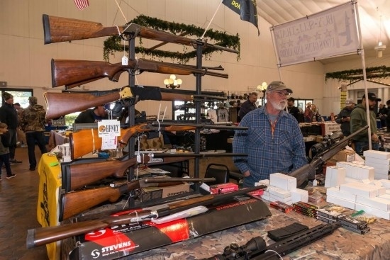 這是2022年1月22日在美國達(dá)拉斯槍展上拍攝的槍支。新華社發(fā)（李琳攝）