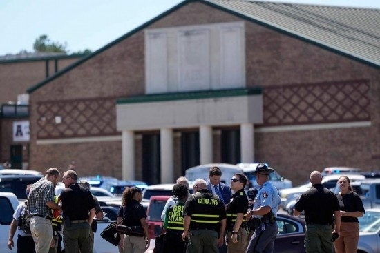 9月4日，在美國佐治亞州巴羅縣溫德市，警察聚集在發(fā)生槍擊事件的阿巴拉契高中外。新華社/美聯(lián)