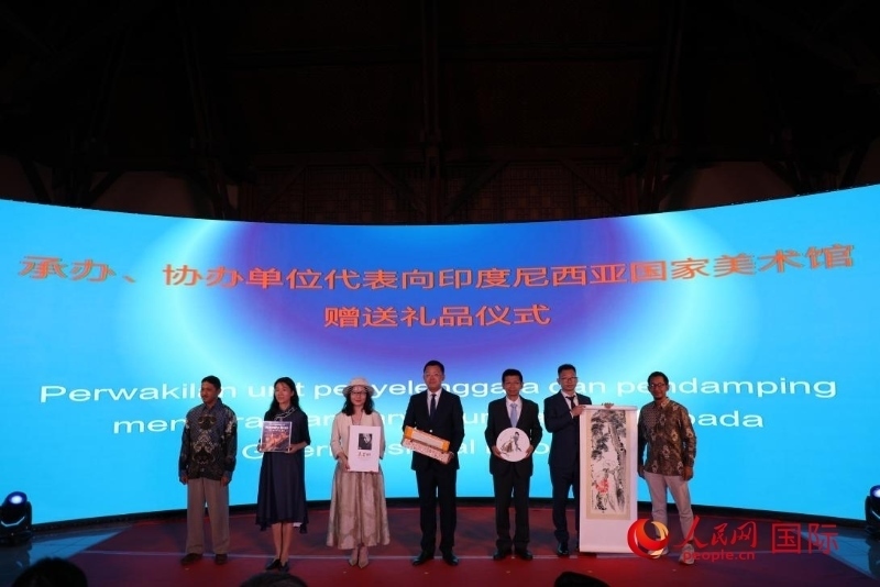 在展覽開幕式現(xiàn)場，本次展覽的承辦、協(xié)辦單位代表向印尼國家美術館贈送禮品。人民網(wǎng)記者 曹師韻攝