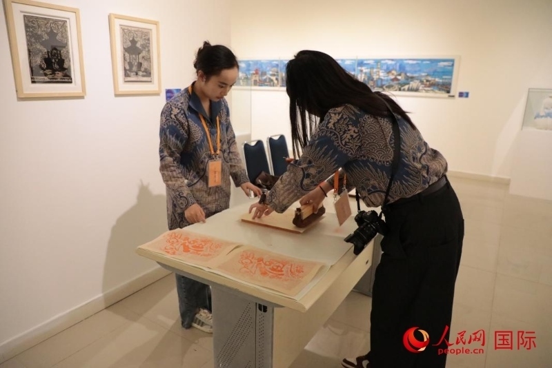 展覽現(xiàn)場的拓印技藝體驗工坊。人民網(wǎng)記者曹師韻攝