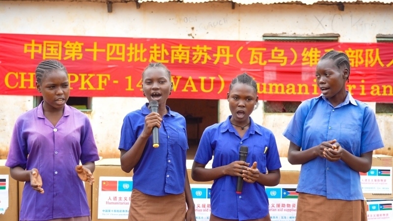 動聽的歌聲歡迎中國官兵。王軍杰攝