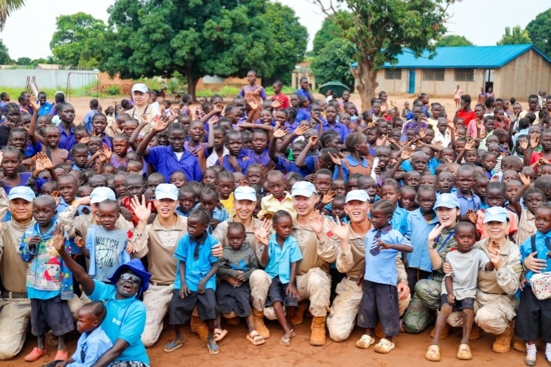 維和官兵與學(xué)生進行合影。殷亦豪攝