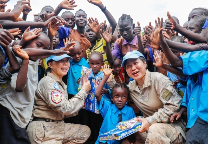 學(xué)生對中國官兵援助表達感謝。王皓宇攝