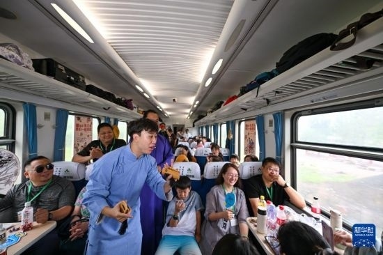 9月7日，相聲演員在S910列車上為旅客表演快板。