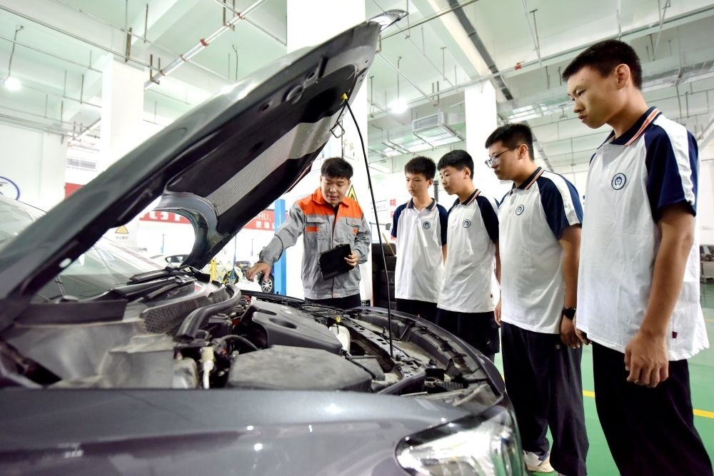 2024年6月7日，河北省邢臺(tái)市威縣職業(yè)技術(shù)教育中心教師在指導(dǎo)學(xué)生學(xué)習(xí)汽車維修技術(shù)。新華社記者 王曉 攝