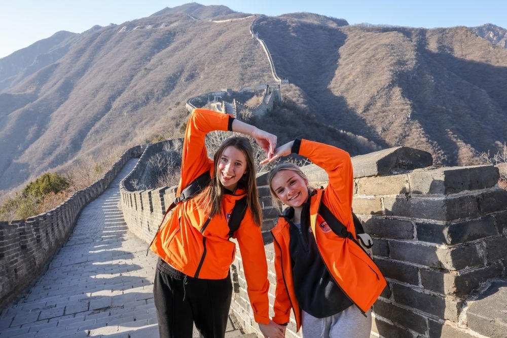 2024年3月20日，美國(guó)華盛頓州中學(xué)生代表團(tuán)的成員在北京慕田峪長(zhǎng)城留影。新華社記者 殷剛 攝