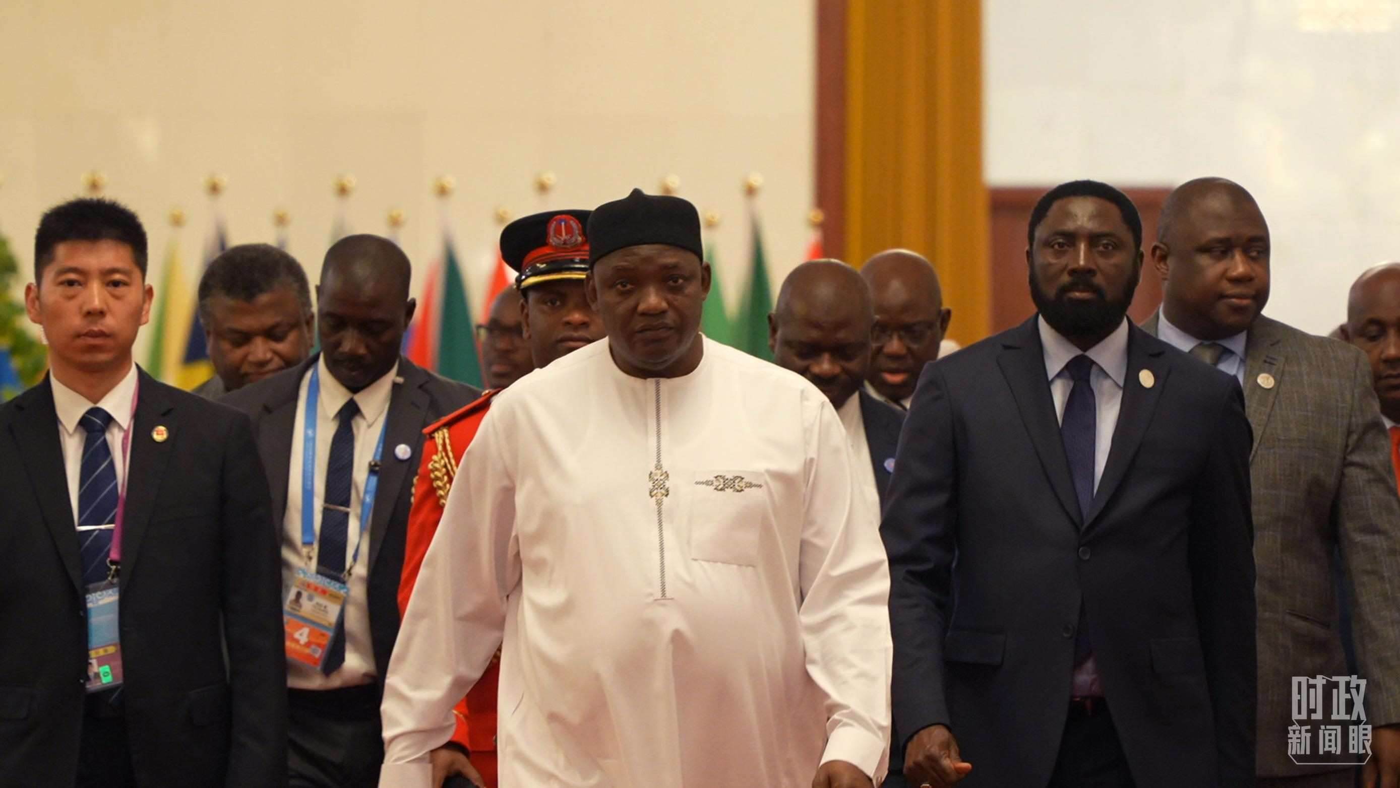 岡比亞總統(tǒng)巴羅走向會見廳。（總臺央視記者蔣碩拍攝）