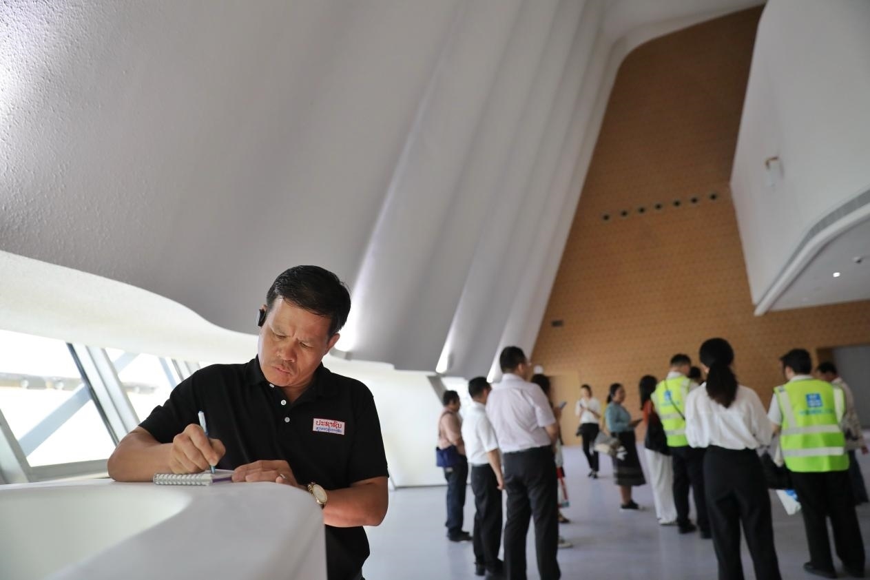 亞洲媒體考察團(tuán)參觀綜合劇場外墻?！吨袊?jīng)濟(jì)周刊》記者 肖翊攝